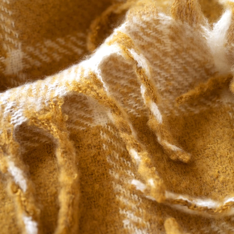 Geruite plaid met mohair-look en franjes