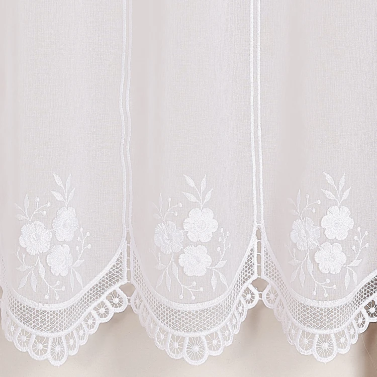 Brise-bise brodé à motif fleurs avec finition macramé