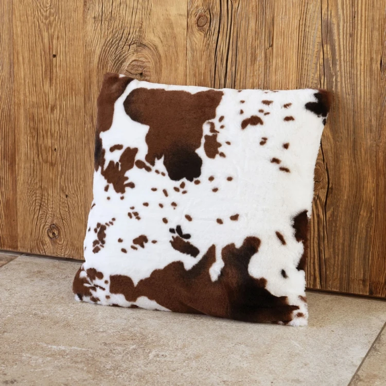 Coussin garni à motif peau de vache et dos en velours