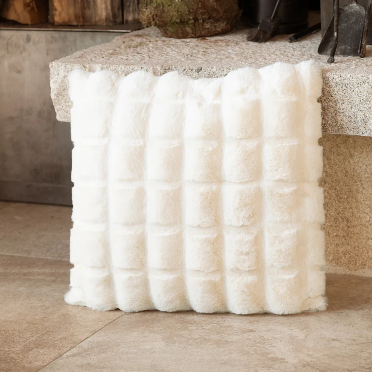 Housse de coussin fausse fourrure effet 3D