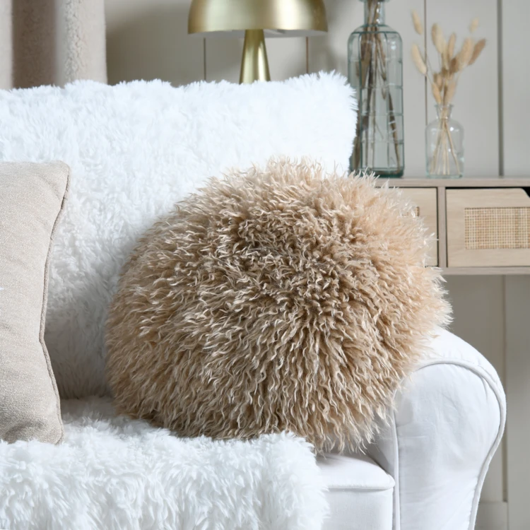 Coussin rond effet fourrure longue