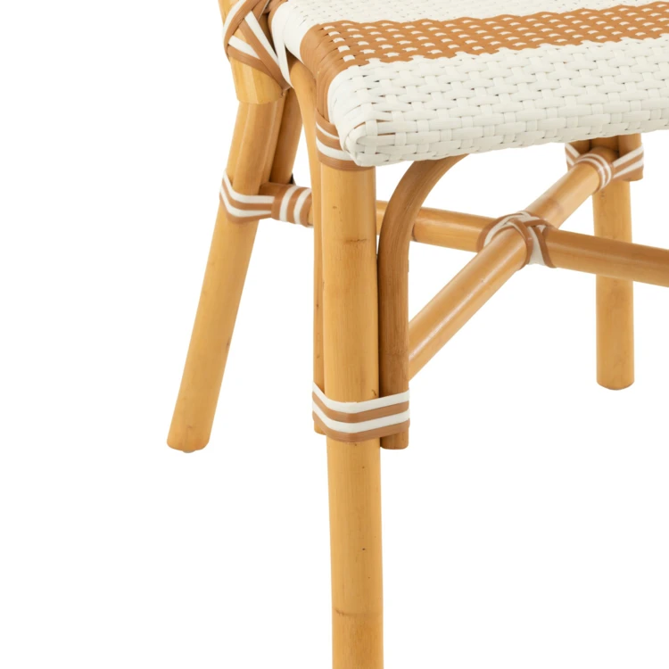 Chaise en rotin extérieure à rayures
