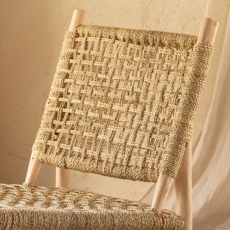 Sillón bohemio de madera con trenzado calado