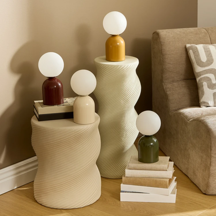Lampe à poser avec globe opalin et base en acier