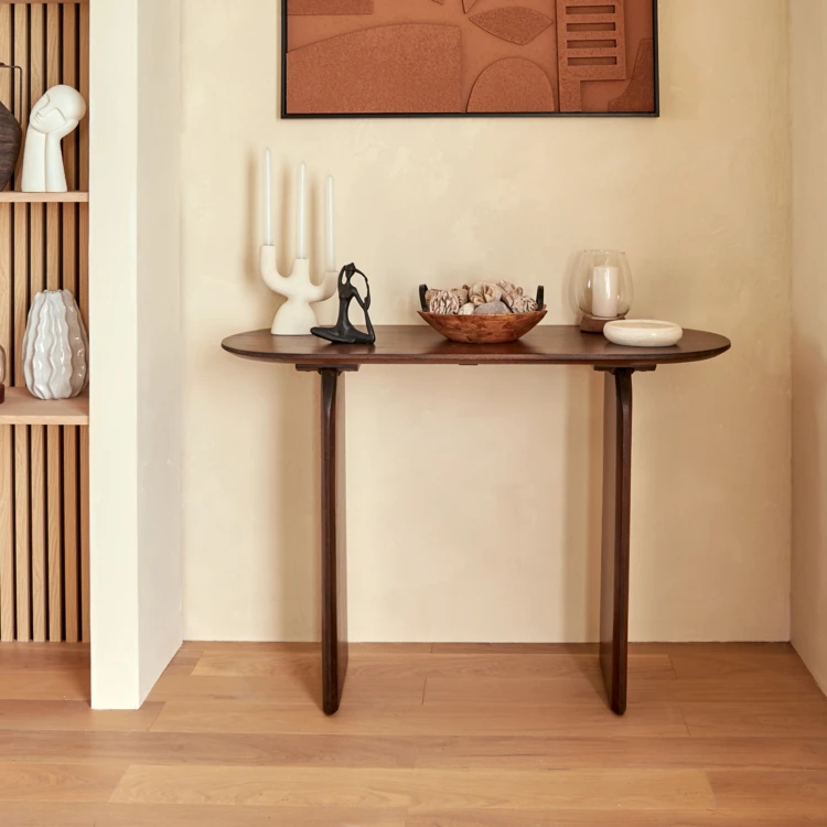 Consola de madera de mango con acabado texturizado