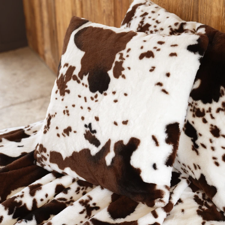Coussin garni à motif peau de vache et dos en velours