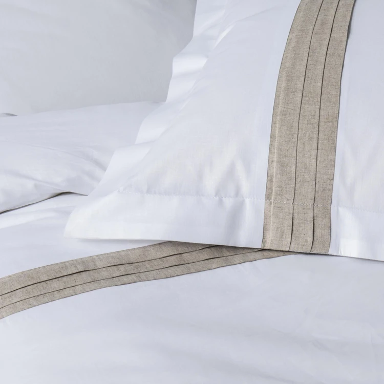 Juego de cama elegante con un ribete de lino beige