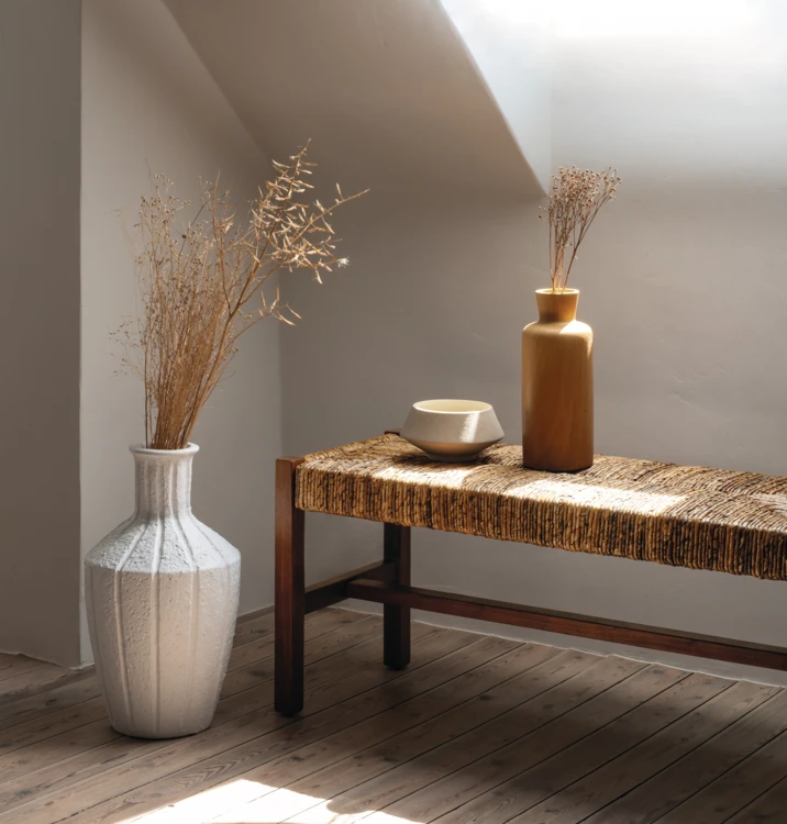 Banc tressé en fibre naturelle avec structure en bois