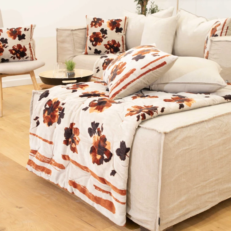 Cojín de terciopelo con estampado floral