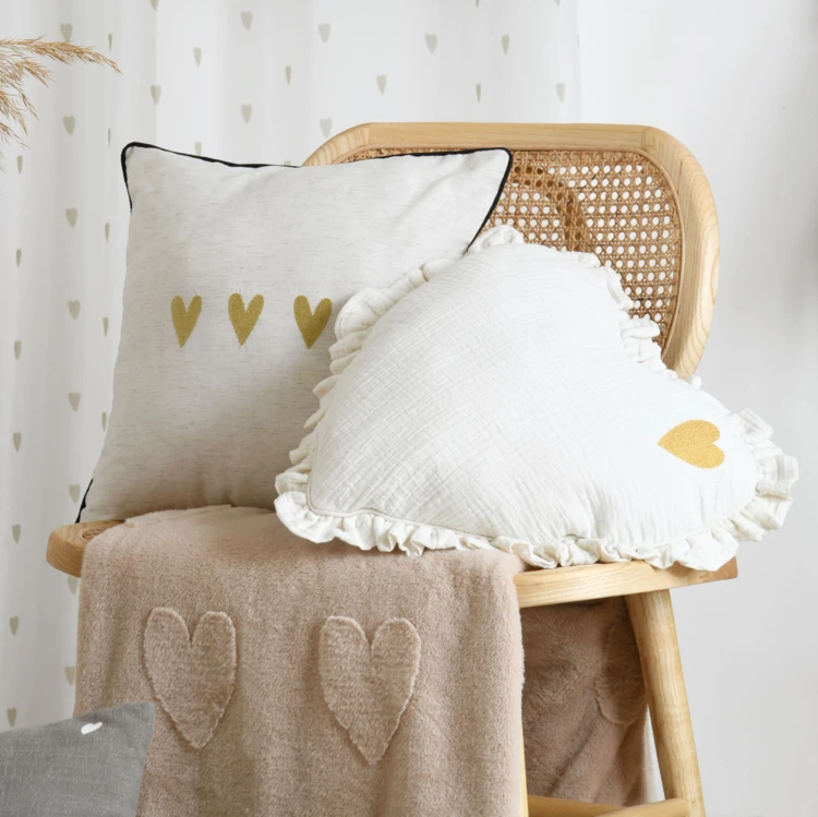 Coussin cœur en coton à volant froncé