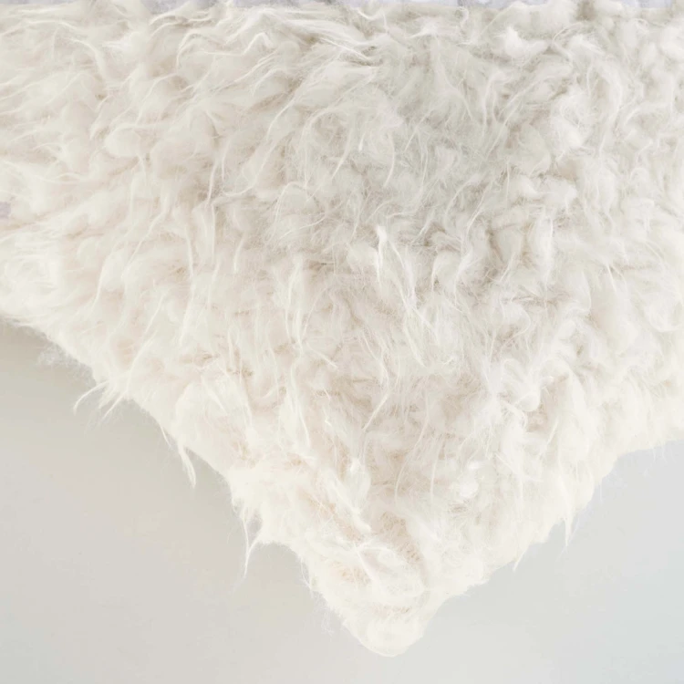 Coussin doux en imitation fourrure avec housse amovible