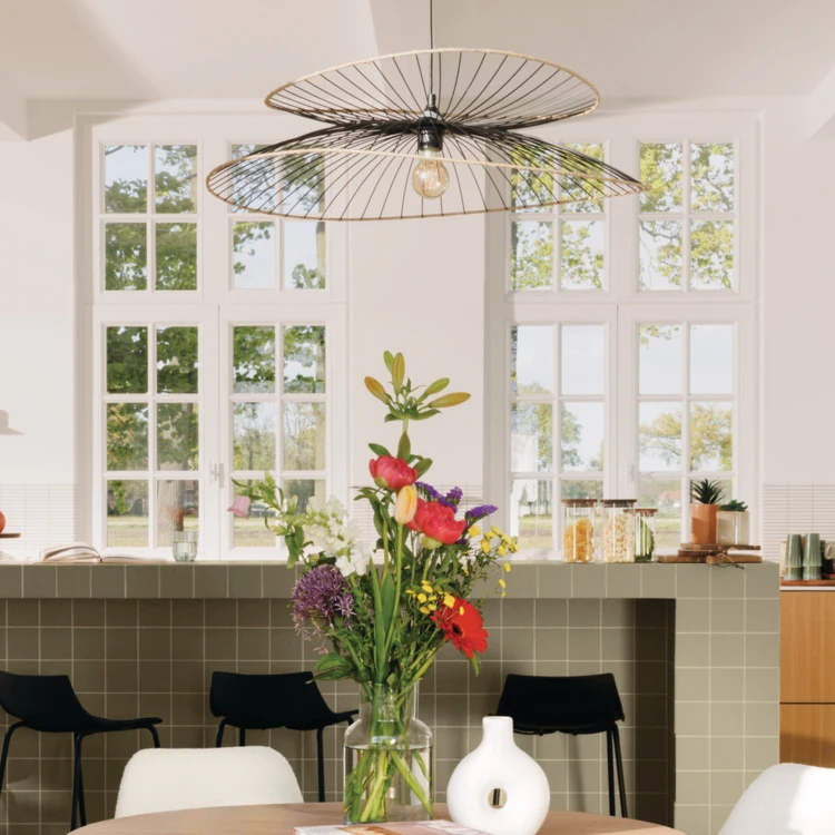 Design-Hängeleuchte aus Metall und Bast