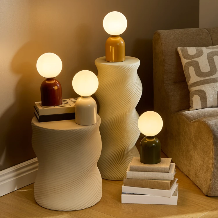 Lampe à poser avec globe opalin et base en acier