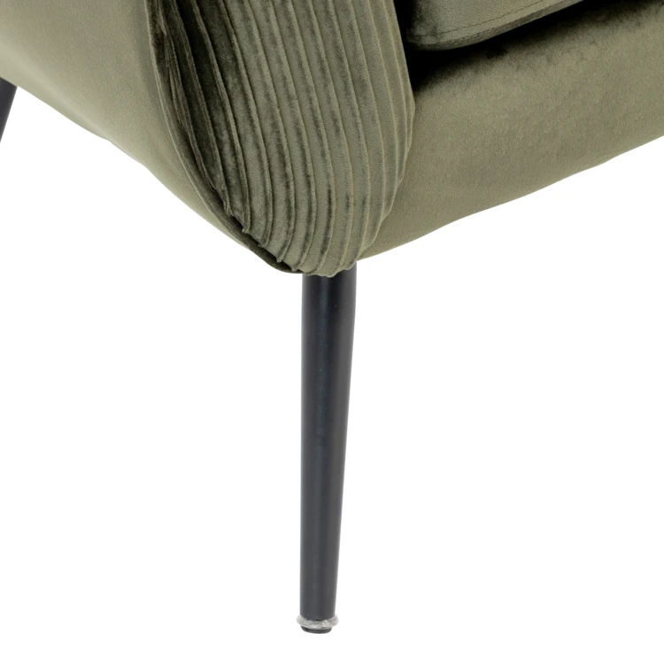 Sillón de pana con respaldo envolvente