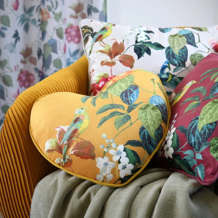 Coussin en forme de cœur à motif végétal
