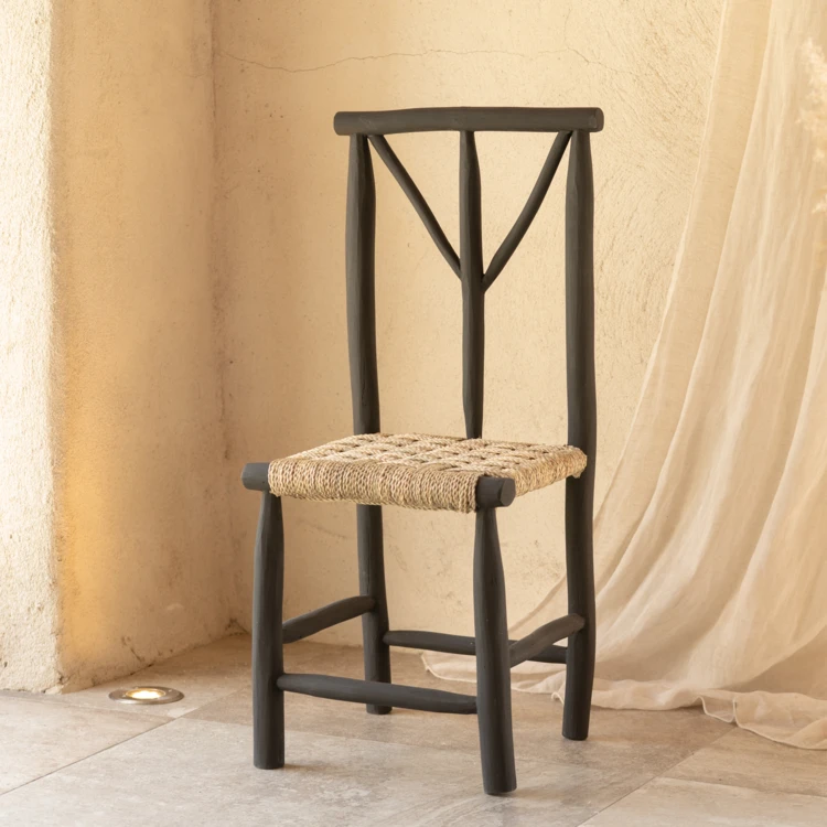 Chaise en bois noir et assise en paille
