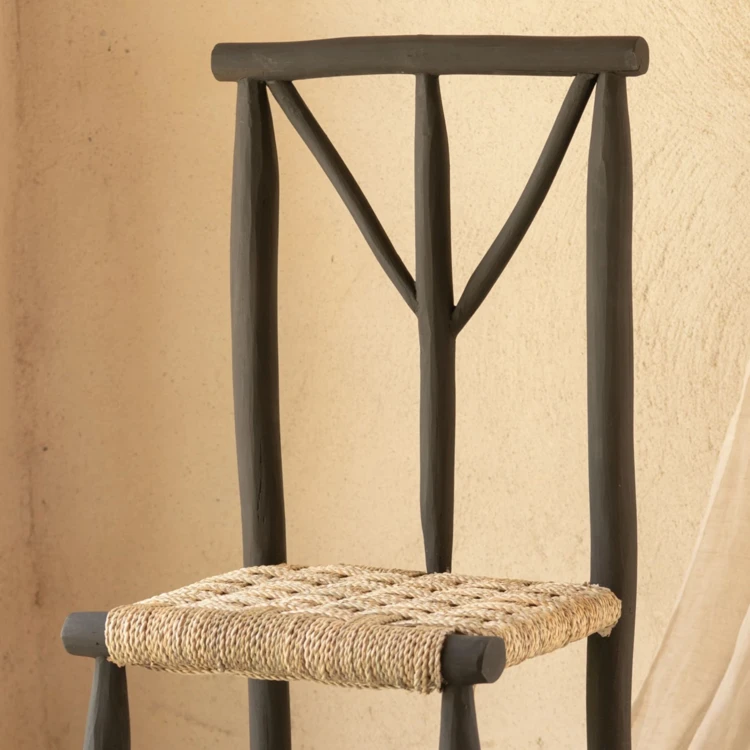 Schwarzer Holzstuhl mit Sitzfläche aus Stroh