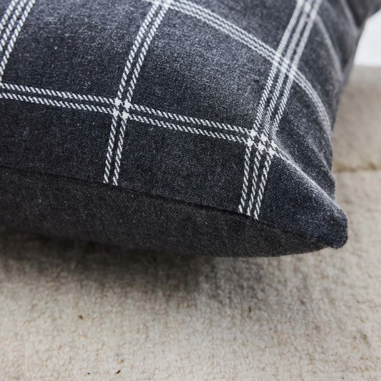 Coussin déhoussable à carreaux en poly-coton tissé