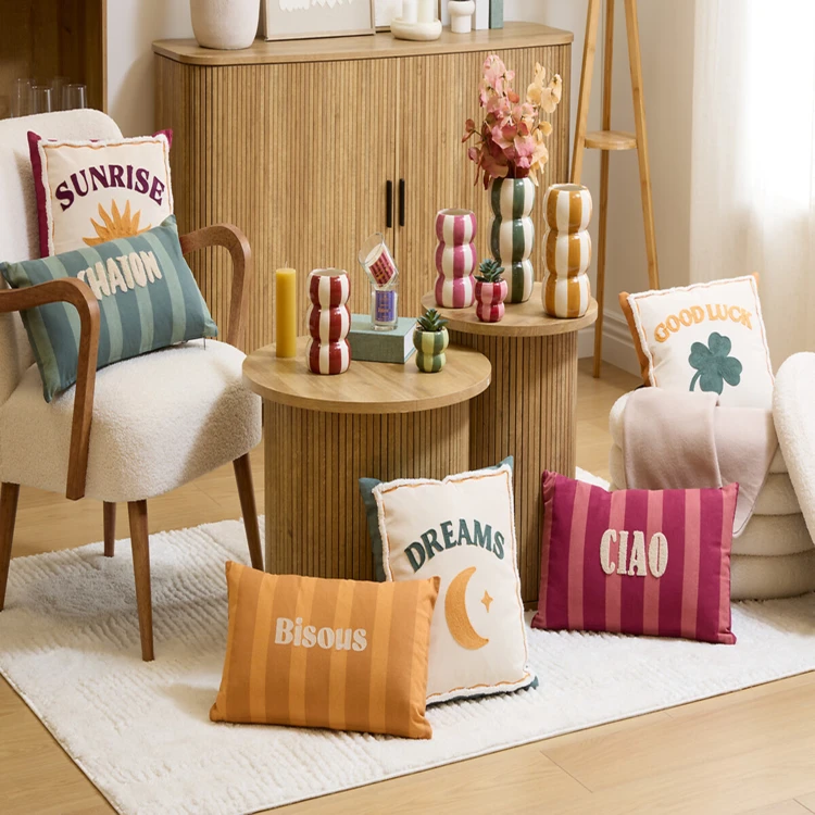 Almofada decorativa de algodão bordada com um motivo de sol