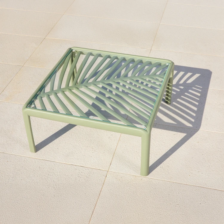 Salon de jardin bas 4 places en résine avec coussins