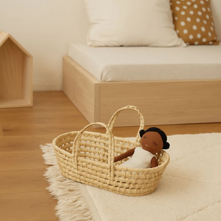 Cesta di vimini piatta per bambole