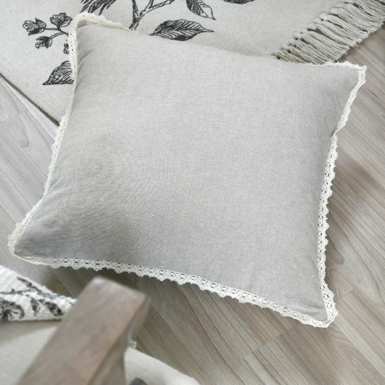 Coussin décoratif 100% coton finition dentelle