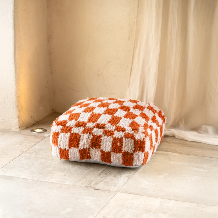 Pouf damier en laine avec garnissage