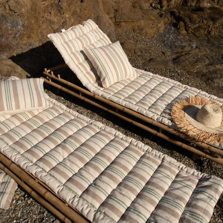 Matelas bain de soleil matelassé à rayures