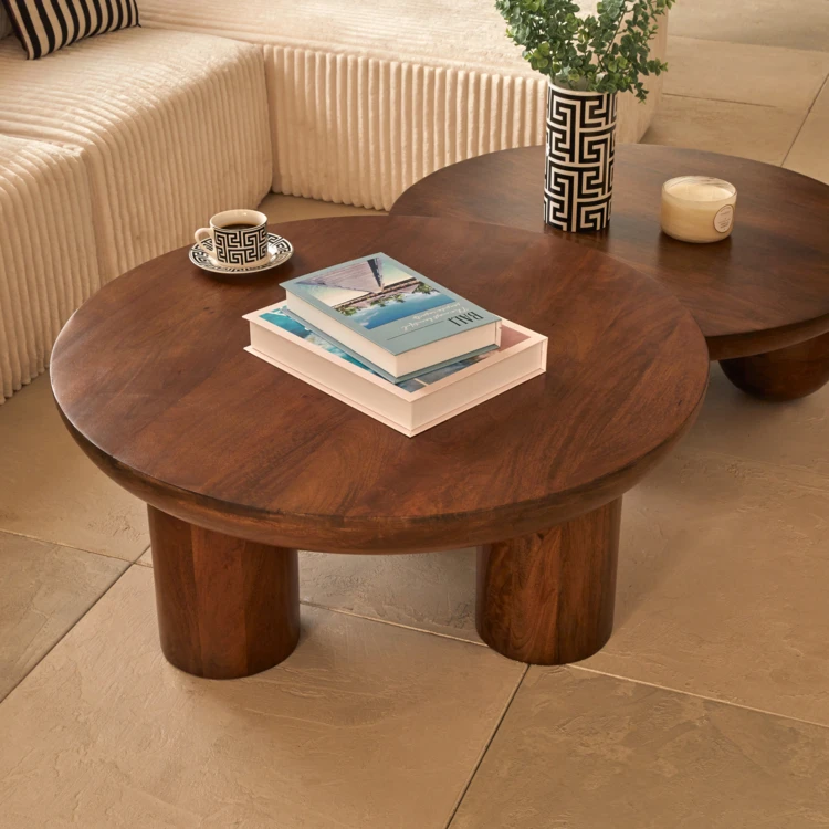 Mesa de centro redonda de madera maciza con patas cilíndricas