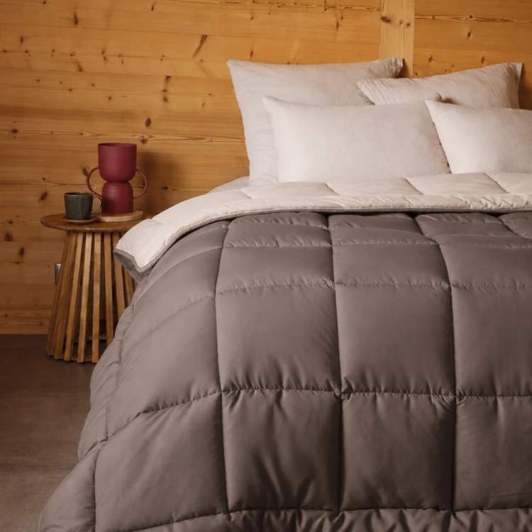 Couette légère réversible bicolore en microfibre 200 gr/m²