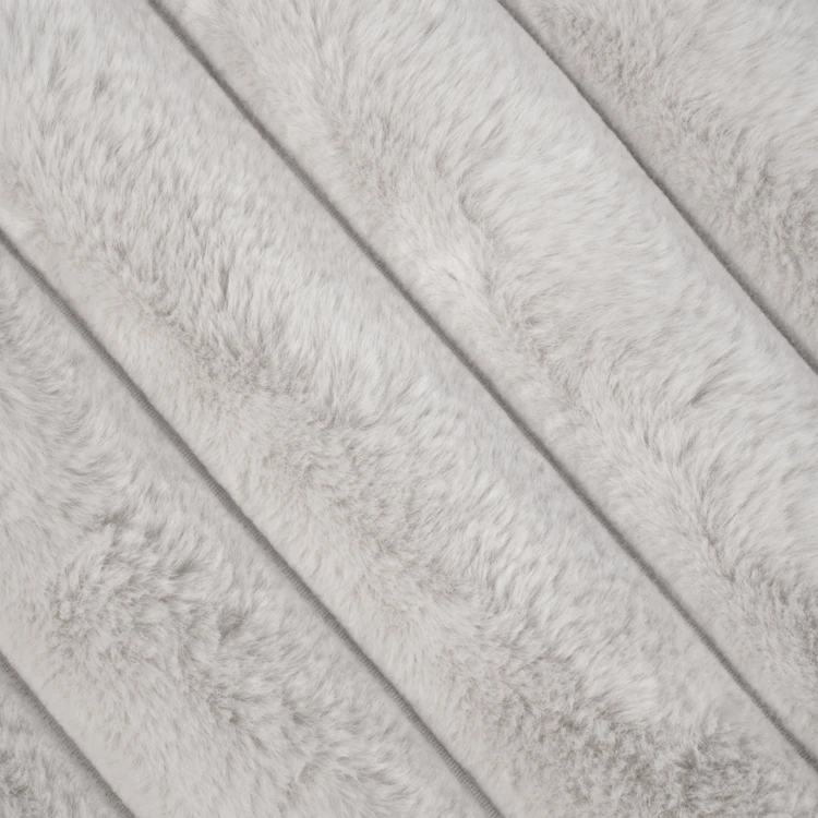 Coussin en fausse fourrure ultra douce à bandes
