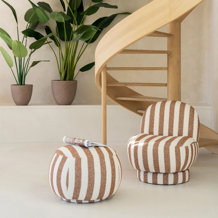 Runder Pouf aus gestreiftem Stoff