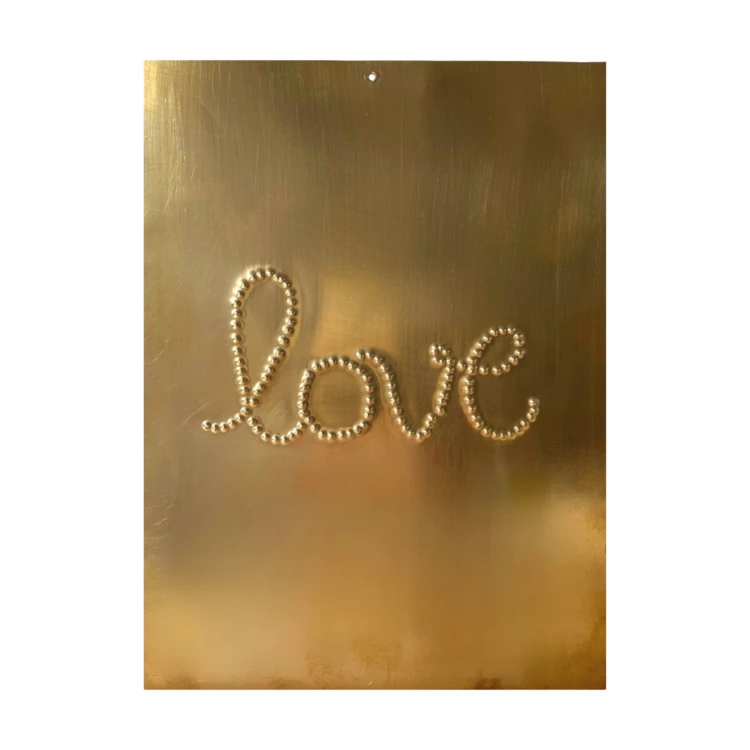 Decoración de pared, placa de latón martillado con la palabra 'LOVE'