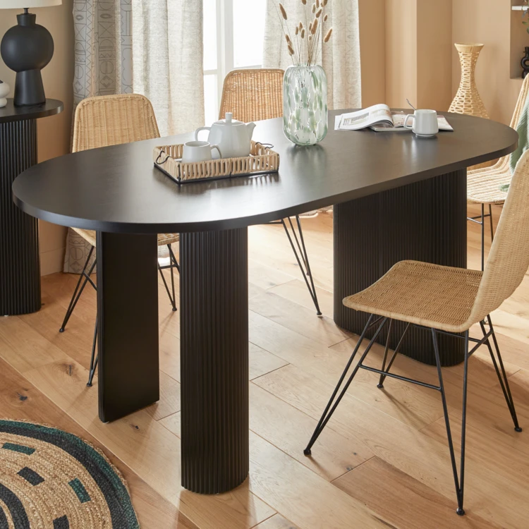 Mesa de comedor ovalada de madera con patas estriadas