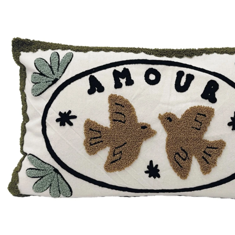 Coussin brodé avec motif oiseaux et "amour"