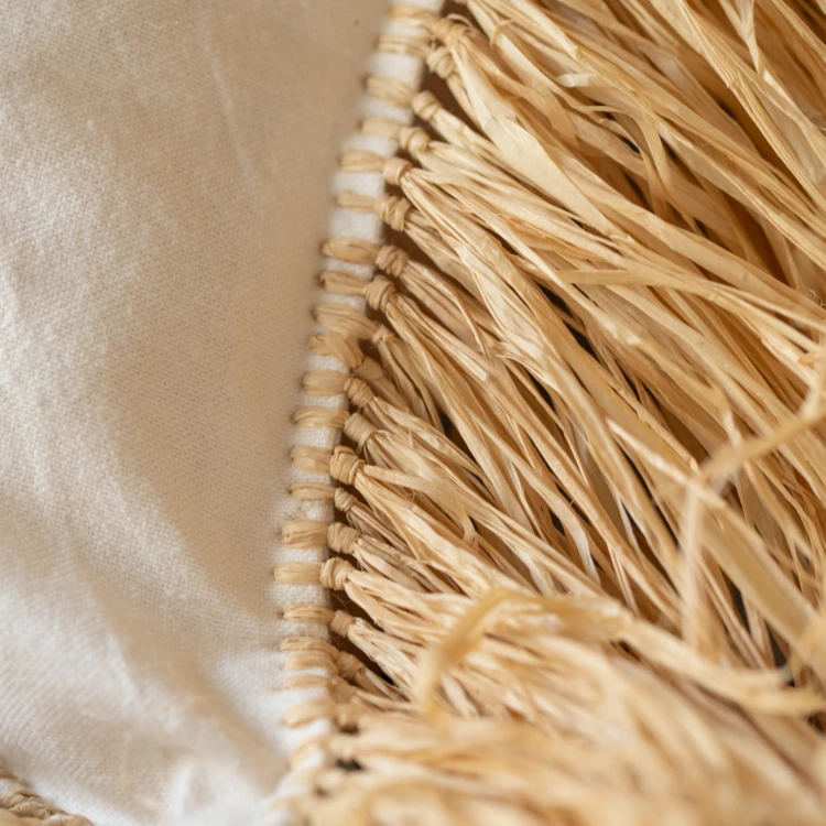 Housse de coussin déco avec franges en raphia