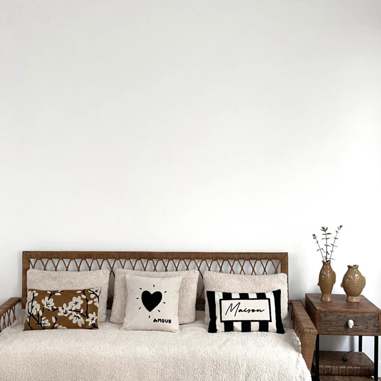 Cojín rectangular bordado con motivos florales