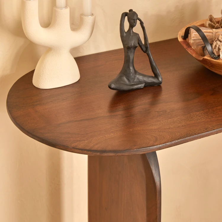 Consola de madera de mango con acabado texturizado