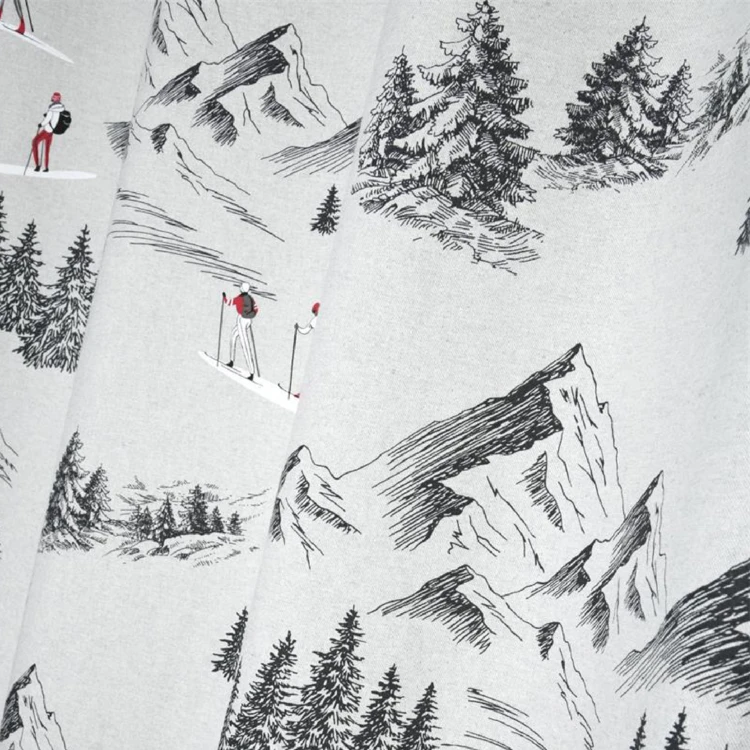 Ösenvorhang mit gedruckten Bergen und Skifahrern