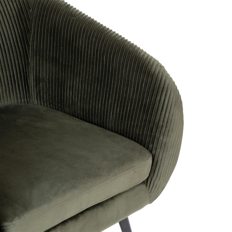 Sillón de pana con respaldo envolvente