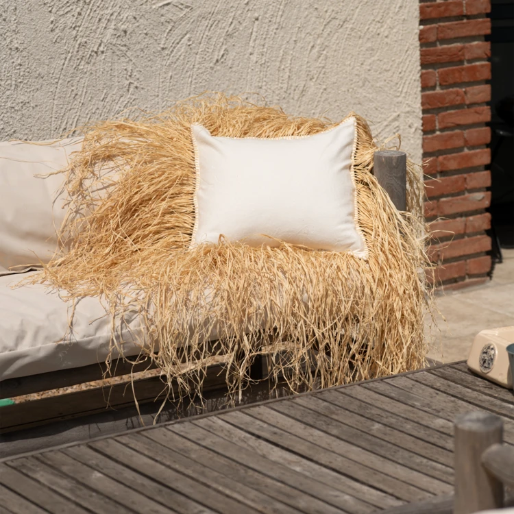 Housse de coussin déco avec franges en raphia