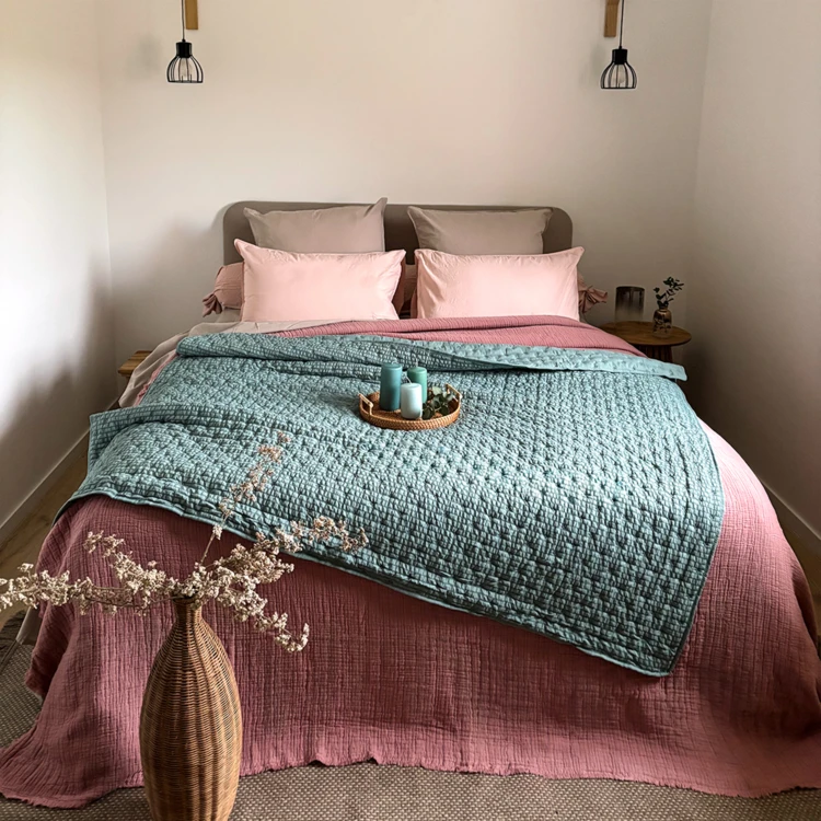Edredon ou jeté de lit matelassé microfibre