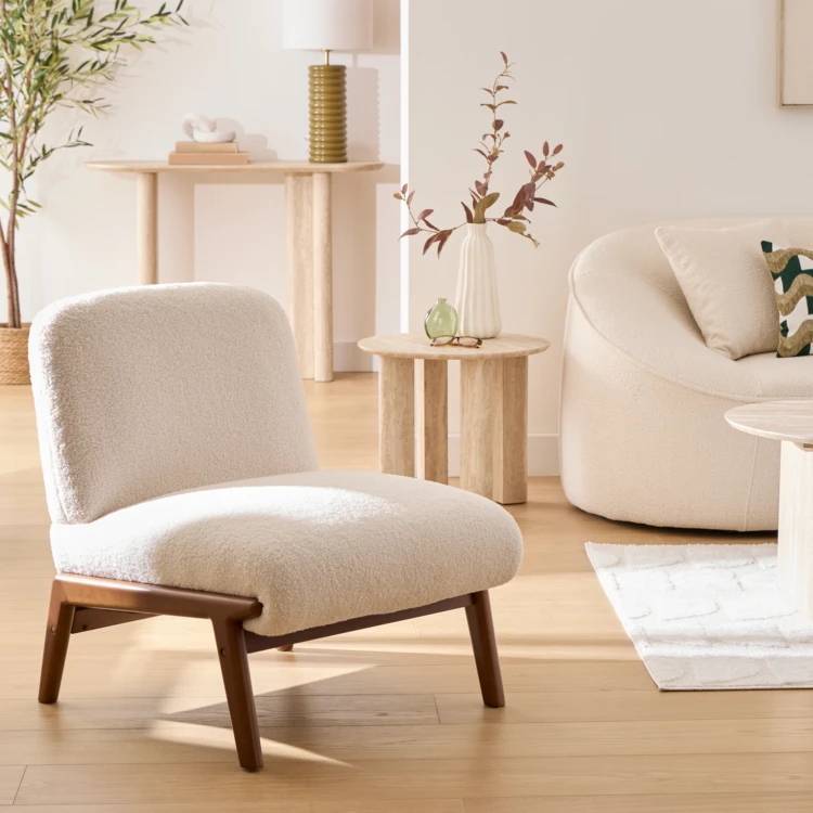 Sillón bajo de tela bouclé con base de madera