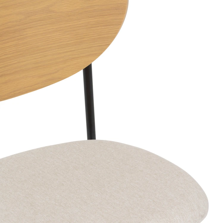 Silla con respaldo de madera y patas de metal