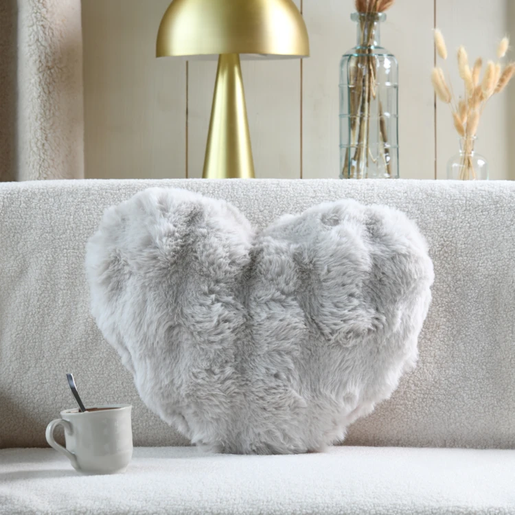 Coussin décoratif cœur en fausse fourrure