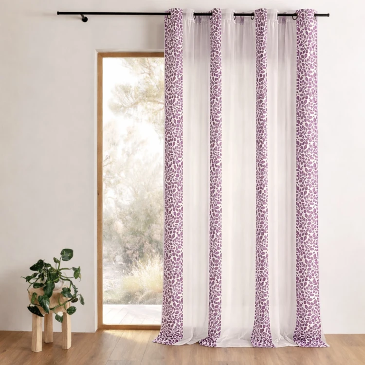 Organzavorhang mit einem Jacquard Blumenmotiv