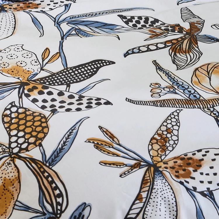 Funda de almohada con flores exuberantes