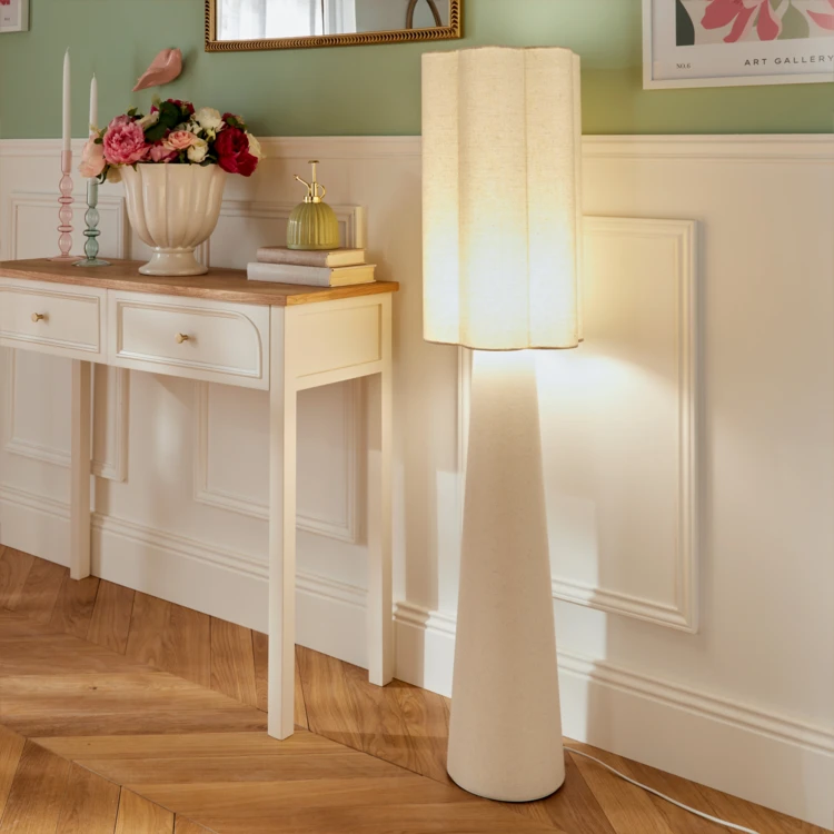 Lampadaire design en acier et béton