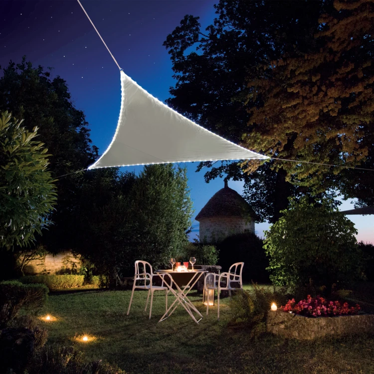 Voile d’ombrage triangulaire avec leds solaires