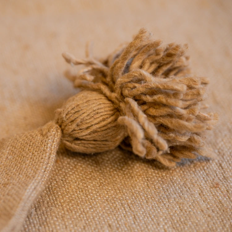 Housse de coussin en laine à pompons
